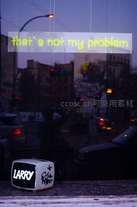 黄昏街景中的霓虹标语与复古电视