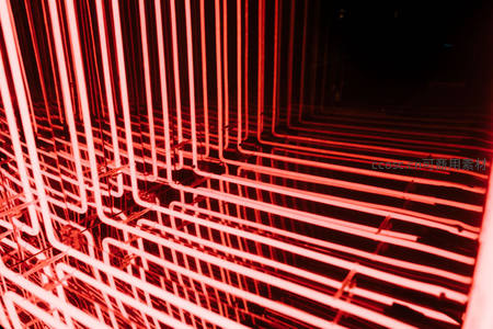 红色霓虹管构成的抽象几何迷宫