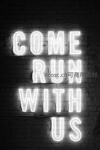 砖墙上的白色霓虹标语‘COME RUN WITH US’