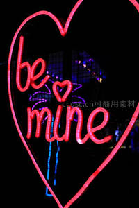 红色心形霓虹灯内嵌‘be mine’情人节语