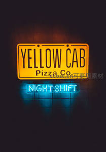 黄色车牌造型霓虹灯招牌特写