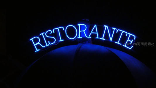 蓝色弧形霓虹点亮意大利餐厅门楣