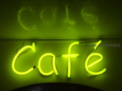绿色霓虹灯牌Café字样特写