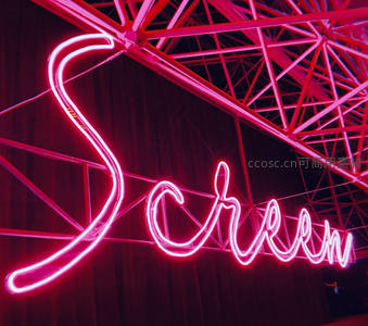 粉红霓虹字母Screen，工业结构背景艺术感十足