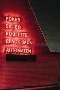 红色霓虹灯牌展示赌场游戏名称