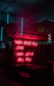 红光霓虹标语‘FIND WHAT YOU LOVE’映照沙发区