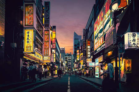 霓虹闪烁的都市夜街，行人如织光影交错