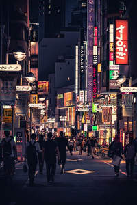 夜晚步行街人潮涌动，广告牌林立如星河