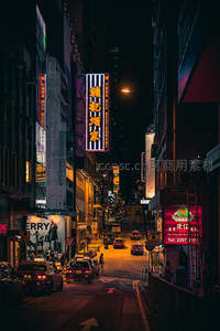 香港窄巷夜色迷人，车流与霓虹交相辉映