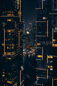 高楼夹缝中的水道夜景航拍