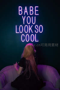 紫粉霓虹标语前少女背影