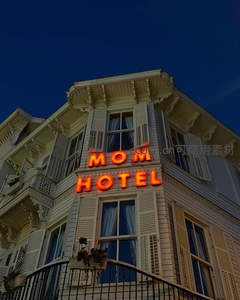 复古建筑外墙的MOM HOTEL霓虹灯