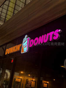 夜晚闪耀的Dunkin'甜甜圈店招牌
