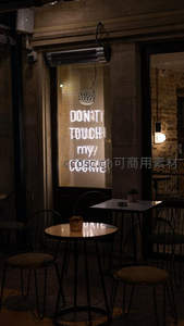 霓虹灯下的甜品店夜景