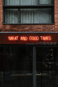 红砖墙上的霓虹标语