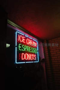 彩色霓虹灯牌点亮小店