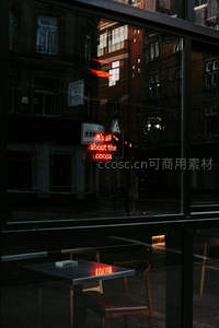 橱窗倒影中的霓虹诗句