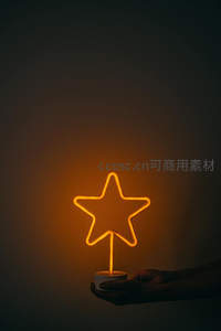 掌心捧着发光的星星灯