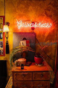 复古店铺中的霓虹招牌