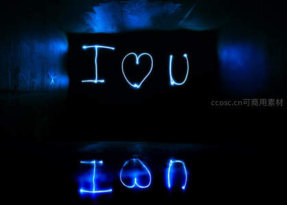 蓝色霓虹灯管拼出我爱你字样