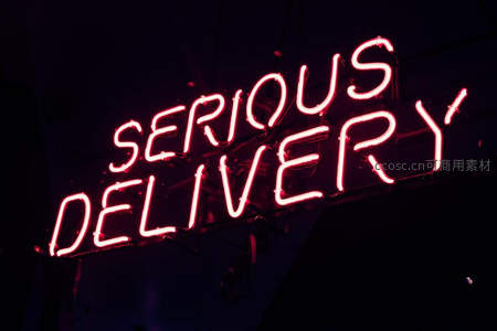 红色霓虹灯牌SERIOUS DELIVERY夜景特写
