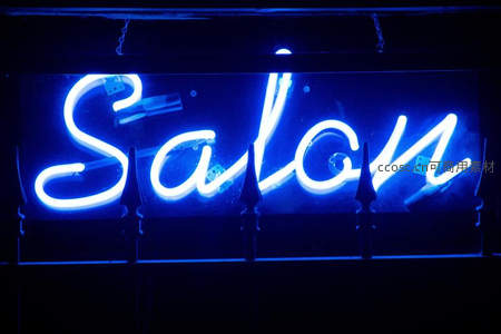 蓝色霓虹灯书写Salon字样招牌