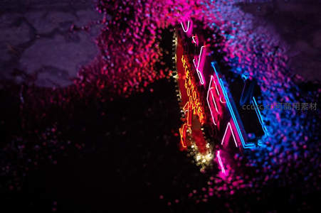 多彩霓虹灯倒映水面梦幻光影效果