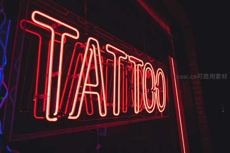 红色霓虹 TATTOO 招牌特写
