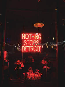 橱窗内红色霓虹标语Nothing Stops Detroit
