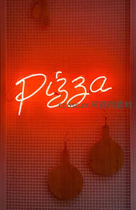 红色霓虹灯下的披萨店招牌特写