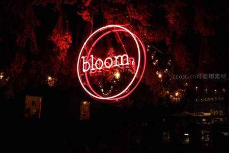 圆形霓虹灯牌点亮的Bloom餐厅夜景
