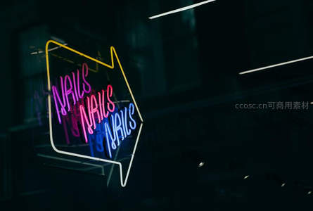 霓虹美甲店招牌在夜色中闪耀