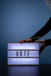 双手轻放于发光投票箱之上