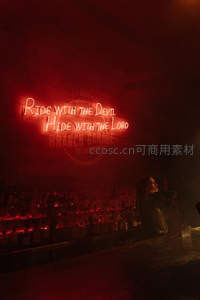 红色霓虹酒吧墙，神秘标语与酒瓶辉映