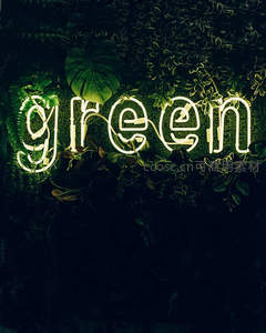 绿植墙上的绿色霓虹艺术字