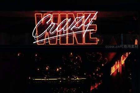 红色疯狂酒馆霓虹招牌夜景
