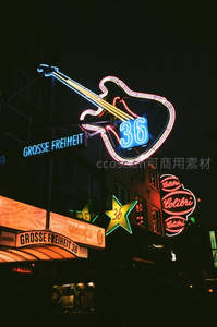 吉他造型霓虹灯点亮自由大街