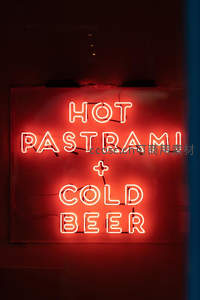 热帕斯特拉米配冷啤酒招牌