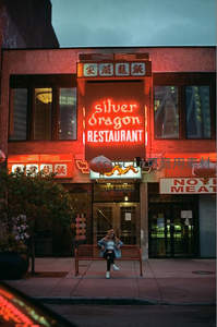 银龙餐厅霓虹招牌前休憩