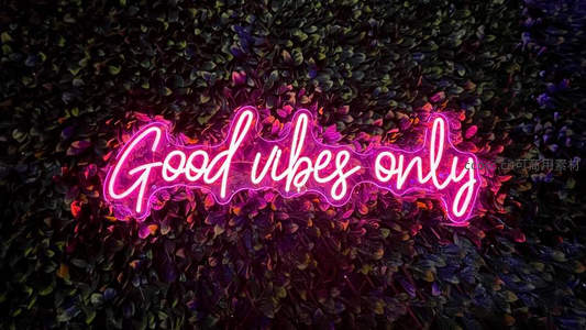 粉紫霓虹标语点缀绿植墙面