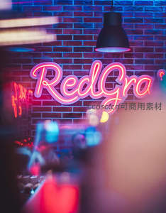 砖墙霓虹招牌下的迷幻夜店光影