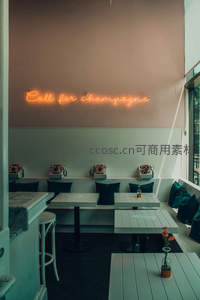 香槟主题餐厅的复古霓虹装饰