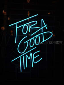 蓝色霓虹艺术字‘FOR A GOOD TIME’，暗调背景氛围感十足