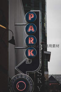 霓虹停车标志指向城市夜生活