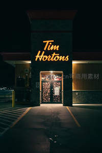 深夜Tim Hortons门店，暖光招牌静候顾客