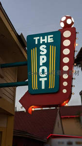 复古霓虹招牌在黄昏中闪耀光芒