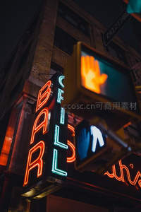 纽约街头酒吧霓虹与行人信号灯