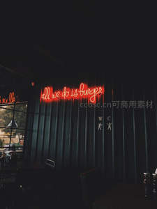 汉堡店红色霓虹标语墙