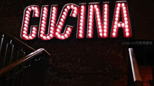 复古灯泡拼成CUCINA餐厅招牌