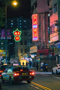 港式夜市霓虹招牌映照街角